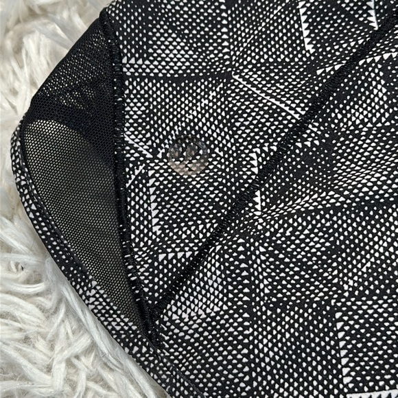 Lululemon Hotty Hot Short (Long 4") Formation Alpine White Black / Black - Picture 5 of 7